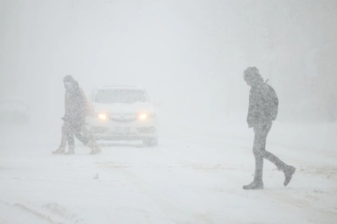 SMRTONOSNA OLUJA NASTAVLJA DA ODNOSI ŽIVOTE: Ljudi padaju na ulicama od jezive hladnoće, milioni bez struje, a sad im preti i TORNADO