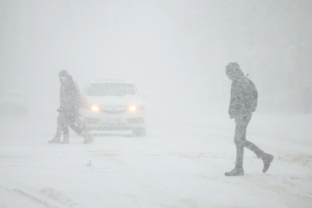 SMRTONOSNA OLUJA NASTAVLJA DA ODNOSI ŽIVOTE: Ljudi padaju na ulicama od jezive hladnoće, milioni bez struje, a sad im preti i TORNADO