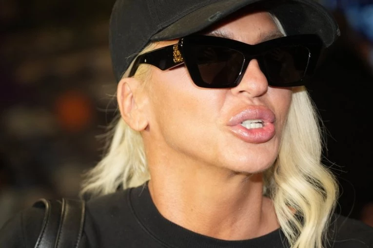 ZBOG NEVIĐENE DRAME VODITELJKA NAPUSTILA PROGRAM! Karleuša jednim potezom izazvala HAOS, hitno zaustavljena emisija!