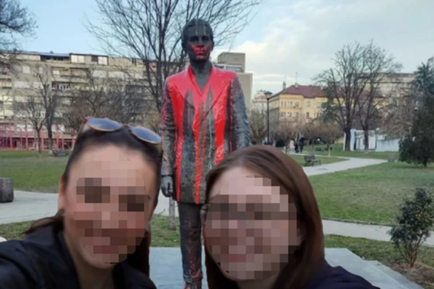 BLOKADERKE OSKRNAVILE SPOMENIK GAVRILU PRINCIPU: Crvenom farbom premazale lice i ramena srpskog heroja, izazvale OPŠTI GNEV NARODA (FOTO)