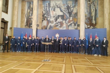 U ZNAK SEĆANJA NA VELIKI USPEH: Viktor Jelenić uručio predsedniku Vučiću potpisan poklon! (FOTO, VIDEO)