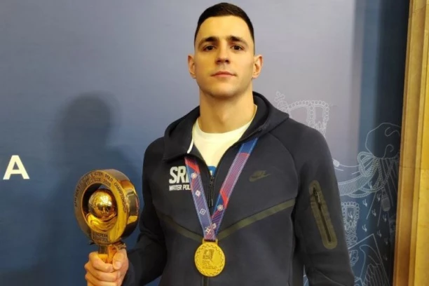 BAŠ ON MI JE DAO DA OVO NOSIM: Vasilije Martinović za Sportissimo o časti da pehar bude stalno kod njega (VIDEO)