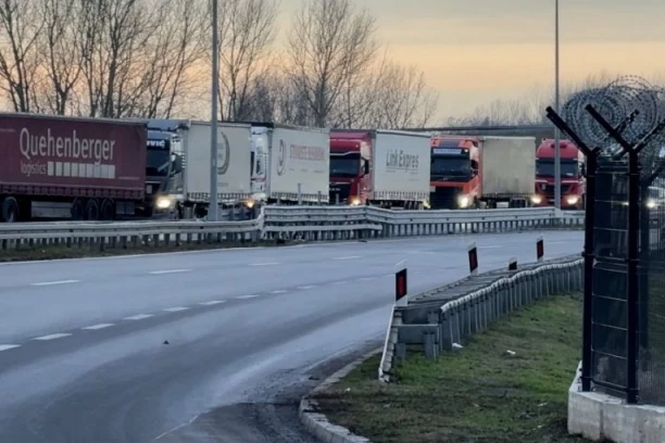 SVE STOJI NA GRANICI! Evo koliko kamiona blokira puteve na Batrovcima! Evropska unija dobila je poruku od naših vozača