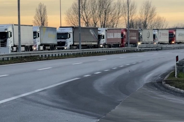 "TERAJU NAS DA SE ODREKNEMO PORODICA"I! Kamiondžije Balkana blokirale sve puteve ka EU! Sve je stalo, a oni najavljuju da će IZDRŽATI DO KRAJA!