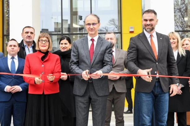 OSNOVNA ŠKOLA KAO UNIVERZITET! Novi objekat OŠ "Miloš Crnjanski" u Novom Sadu otvoren za 1.300 đaka, premijer Macut preponosan (FOTO)