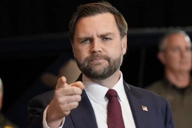 HAOS U AMERICI NAKON JOŠ JEDNOG UBISTVA! Vens tvrdi da se agenti ICE suočavaju sa PRETNJAMA, UVREDAMA I NAPADIMA!