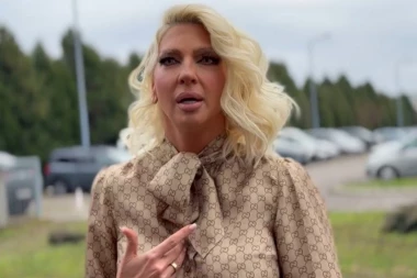 KARLEUŠA GRCA U SUZAMA - Nakon PORODIČNE DRAME, pevačica se rasula u komade, OVO je dotuklo! (FOTO)