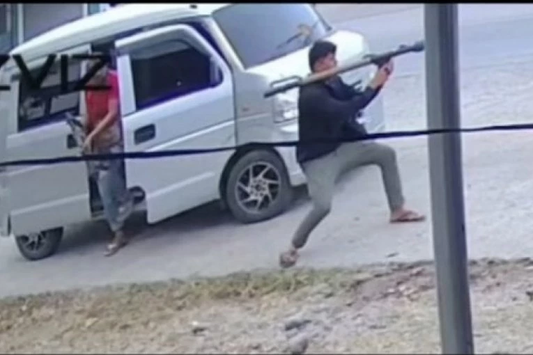 JEZIVO! Neverovatan snimak atentata na gradonačelnika na Filipinima - GAĐALI GA PROTIVTENKOVSKOM GRANATOM, ČOVEK PREŽIVEO! (FOTO, VIDEO)