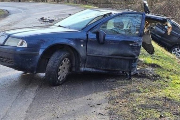 PRVE SLIKE STRAVIČNE SAOBRAĆAJKE: Srbinu automobil prepolovljen napola