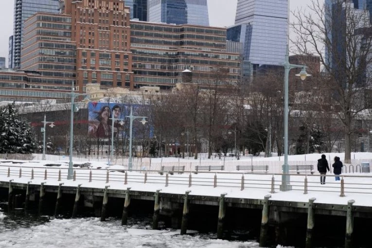 LEDENA APOKALIPSA NASTAVLJA DA ODNOSI ŽIVOTE! Najmanje 30 žrtava ledenog olujnog talasa u ugroženim delovima SAD, očekuje se novi talas arktičkog vazduha! (FOTO, VIDEO)