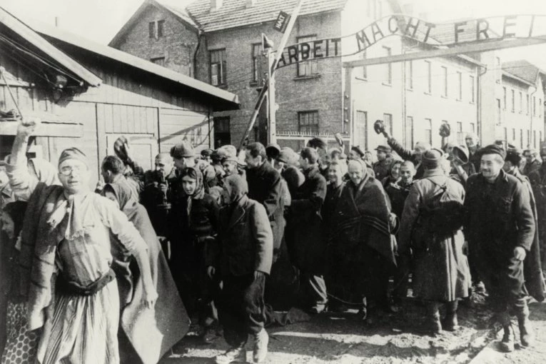 DAN KADA SU OTVORILI KAPIJE AUŠVICA: Vojnici Crvene armije iza zidina FABRIKE SMRTI zatekli horor, njihova SVEDOČENJA i danas bude JEZU