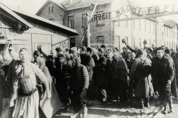 DAN KADA SU OTVORILI KAPIJE AUŠVICA: Vojnici Crvene armije iza zidina FABRIKE SMRTI zatekli horor, njihova SVEDOČENJA i danas bude JEZU