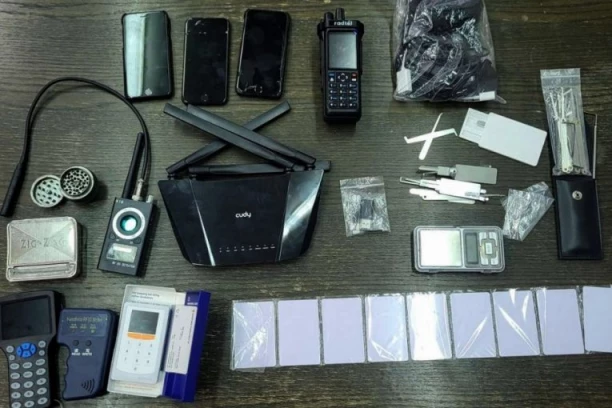 POLICIJA NA GRADINI OTVORILA AUTOMOBIL DRŽAVLJANINA BUGARSKE, PA OSTALA U ŠOKU: Pronašli drogu, čitač platnih kartica, alat za obijanje... (FOTO)