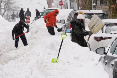 LEDI SE KRV U ŽILAMA: Najmanje 20 mrtvih u naletu arktičkog vazduha, milioni bez struje, otkazano 12.000 letova! KATASTROFA EPSKIH RAZMERA! (FOTO, VIDEO)