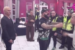 OBEZBEĐENJE OPKOLILO BELU KUĆU, ANITA I LUKA NAPRAVILI TOTALNI LOM: Voditelj zaustavio program zbog drame, ukućani se razbežali na sve strane!