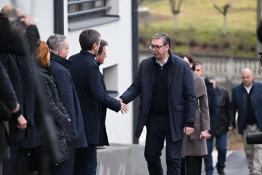NAJBOLJI USLOVI ZA NAŠE MALE GENIJALCE! Vučić otvorio predivnu školu u Velikoj Drenovi: Učite, trudite se da Budete bolji od sebe! (GALERIJA)