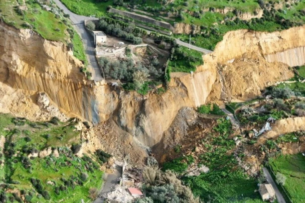 KATASTROFALNO NEVREME RUŠI SVE PRED SOBOM! Klizište odnelo zemlju ispod kuće, HITNO evakuisano više od 1.000 stanovnika! (FOTO, VIDEO)