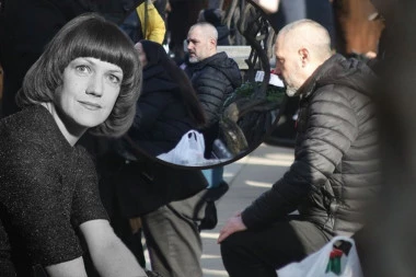 SINU POKOJNE SENKE VELETANLIĆ POZLILO NA SAHRANI! Razarajući prizor na groblju, Vasil jedva stoji od tuge!