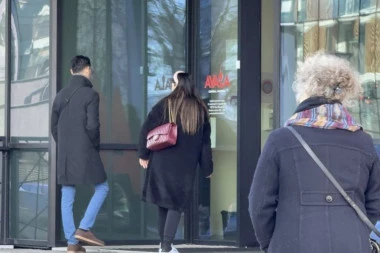 POVREĐENA NADICA ADEMOV JEDVA HODA: Pevačica stigla u bolnicu, prvi snimak s lica mesta! (VIDEO)