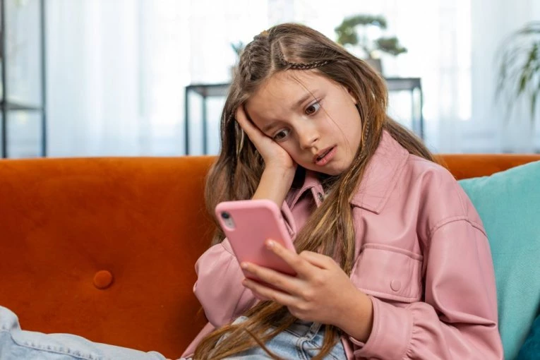 OTKRIVENA MRAČNA TAJNA DRUŠTVENIH MREŽA: Dizajnirani da izazovu zavisnost kao droga! Meta, TikTok i Jutjub pred sudom zbog DEPRESIVNE DECE!