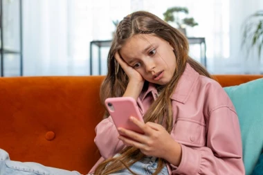 OTKRIVENA MRAČNA TAJNA DRUŠTVENIH MREŽA: Dizajnirani da izazovu zavisnost kao droga! Meta, TikTok i Jutjub pred sudom zbog DEPRESIVNE DECE!