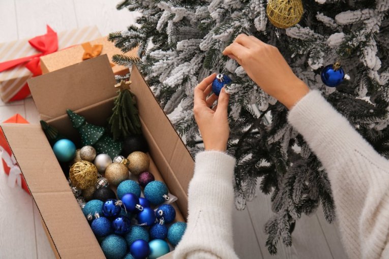 SVI KOJI DRŽE JELKU POSLE SAVINDANA RIZIKUJU: Narodni običaj je jasan, danas je kraj praznične euforije! EVO I ZAŠTO!