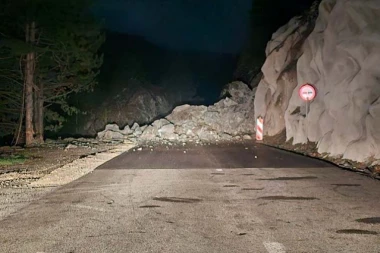 PRVI SNIMCI DRAME KOD JEZERA ĆELIJE: Odron ugrozio put, policija hitno blokirala saobraćaj! (VIDEO)