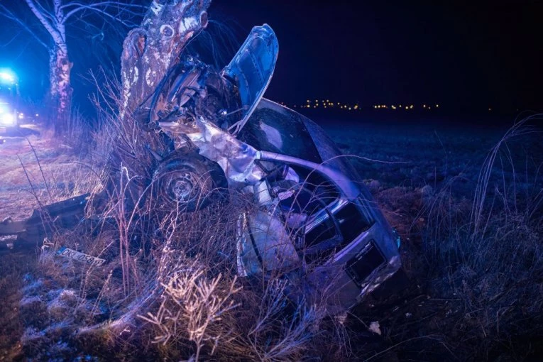 HOROR NA PUTU: Stena pala na automobil u kom je bila žena, policija i hitna na terenu (VIDEO)