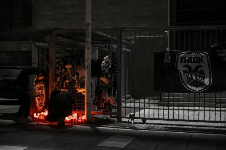 I KAMEN BI ZAPLAKAO: Potresne slike iz Soluna! Navijači PAOK odaju počast nastradalima u saobraćajnoj nesreći (FOTO)