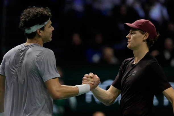 KO ĆE KOME SPUSTITI SLUŠALICU: Đoković sedi i čeka sledeći "poziv Sinera ili Šeltona