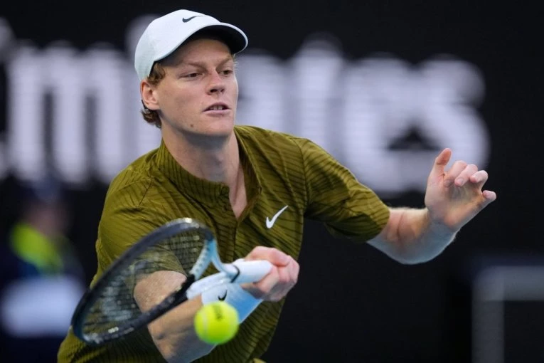 SINER GAZI PREMA NOVAKU: Italijan rutinski vodi sa 2:0 protiv Šeltona