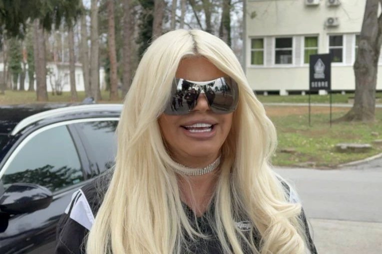 DARA BUBAMARA PONOVO PONIZILA SLOBU RADANOVIĆA! Pevačica nikad veselija oplela po kolegi!