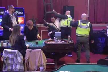 KARAMBOL U "ELITI 9": Alkoholisani učesnik podigao stolicu da gađa Asmina! OBEZBEĐENJE GA IZBACILO IZ KAZINA!