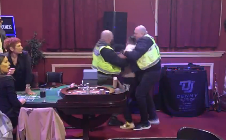 KARAMBOL U "ELITI 9": Alkoholisani učesnik podigao stolicu da gađa Asmina! OBEZBEĐENJE GA IZBACILO IZ KAZINA!