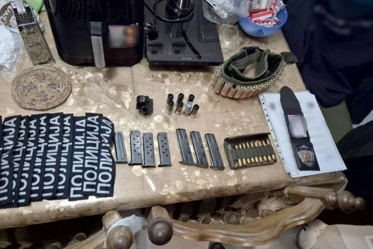 GLUMIO POLICAJCA, PA OPLJAČKAO GRAĐANE! Novi detalji hapšenja u Zrenjaninu - pronađena lažna značka i ARSENAL ORUŽJA!