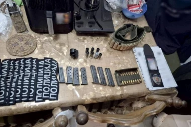 GLUMIO POLICAJCA, PA OPLJAČKAO GRAĐANE! Novi detalji hapšenja u Zrenjaninu - pronađena lažna značka i ČITAV ARSENAL!