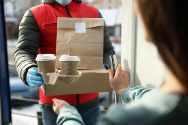 ŠTA SU SVE SRBI PORUČIVALI PREKO DOSTAVLJAČA?! Ova hrana je najpoželjnija, ali će vas iznenaditi jedna stvar koju donose na vrata!