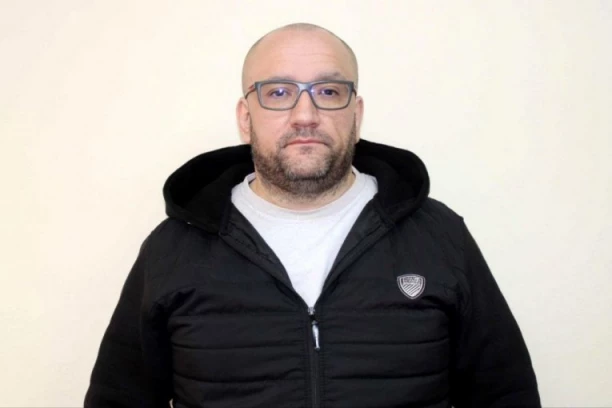 HITNO SE TRAŽE ŽRTVE OVOG ČOVEKA: Lažni policajac i agent BIA ojadio ljude za 12 MILIONA! Pogledajte mu lice i odmah javite policiji! (FOTO)