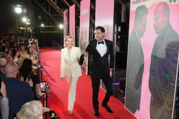 ANĐELKA PRPIĆ RAZMENJIVALA NEŽNOSTI SA MUŽEM NA PREMIJERI FILMA "SVADBA": Sve oči uprte u njih, kamere usnimile strastveni poljubac!