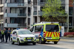 ZAPALJEN MUŠKARAC NA ULICI! Prevezen u bolnicu sa teškim opekotinama, policija traži napadače (FOTO)