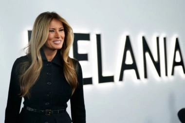 ŠOK U BELOJ KUĆI: Melanija Tramp došla pred novinare i zvanice sa OVIM PRATIOCEM (VIDEO)