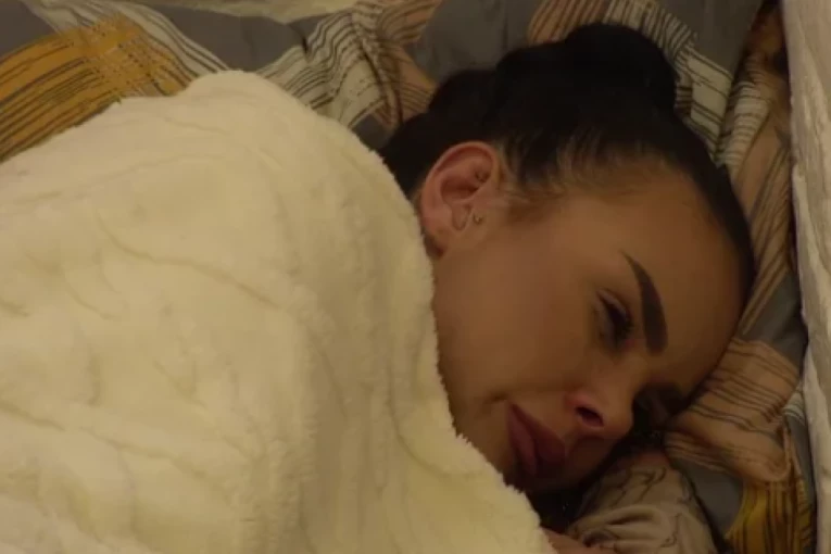 ANITA STANOJLOVIĆ KOLABIRALA OD TUGE: Pala na pod, pa JECAJEM naježila naciju!