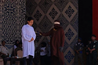 ŠOK I NEVERICA! Mladi par JAVNO BIČEVAN 140 puta zbog seksualnih odnosa izvan braka i alkohola (FOTO)