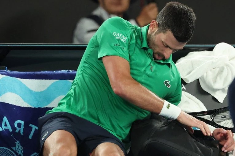 UZNEMIRUJUĆI MOMENTI: Novak se UMALO nije ONESVESTIO, GUŠIO SE - Srbin u teškim mukama!