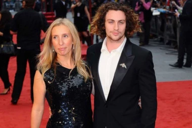 NAJLEPŠI MUŠKARAC NA SVETU je imao 18 kada se zaljubio u rediteljku (42): Odmah je rekao je da će je OŽENITI - evo kako SADA izgledaju!