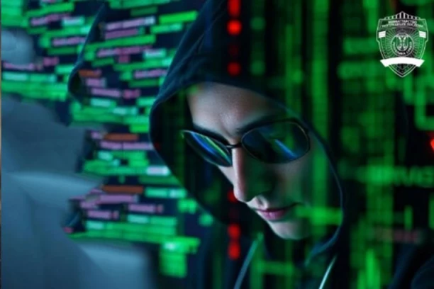 KORISTE LICA POZNATIH DA VAM UZMU PARE! Policija upozorava na sve učestalije prevare na internetu: Ne nasedajte na OVO!