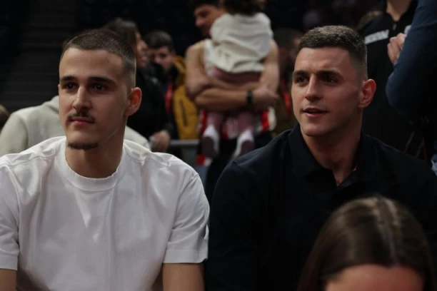 ZLATNI MOMCI UZ KOŠARKAŠE ZVEZDE: "Delfini" zakoračili u Arenu - navijači ih dočekali GROMOGLASNIM APLAUZOM! (VIDEO)