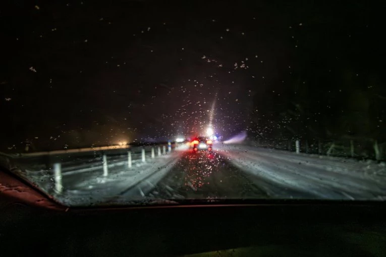 OVAJ DEO SRBIJE ZAVEJAN, SAOBRAĆAJ U KOLAPSU! Narednih dana isto čeka ove krajeve! (FOTO)
