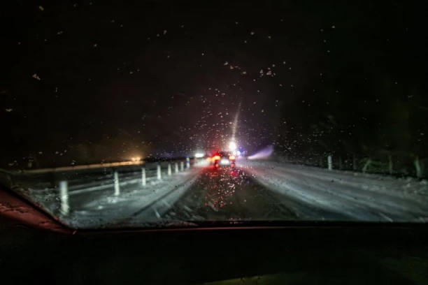 OVAJ DEO SRBIJE ZAVEJAN, SAOBRAĆAJ U KOLAPSU! Narednih dana isto čeka ove krajeve! (FOTO)
