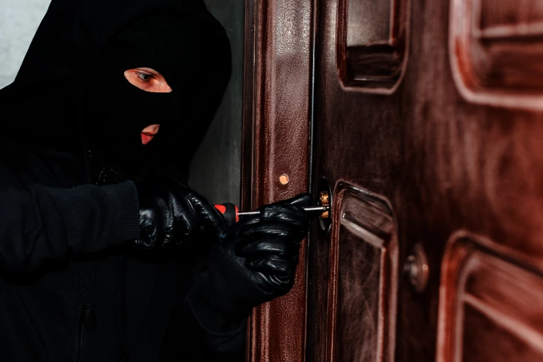 UŠUNJAO SE U CRKVU I ODNEO NOVAC SA OLATARA! Neviđena krađa u Kruševcu - nadzorne kamere sve zabeležile (VIDEO)